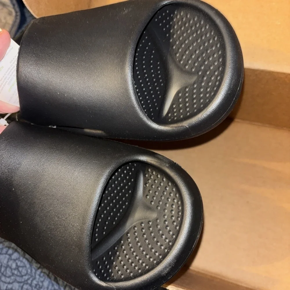 NWT CROCS Unisex Men 8 Women 10 Mellow Recovery Slides Black Sandals 208392-001